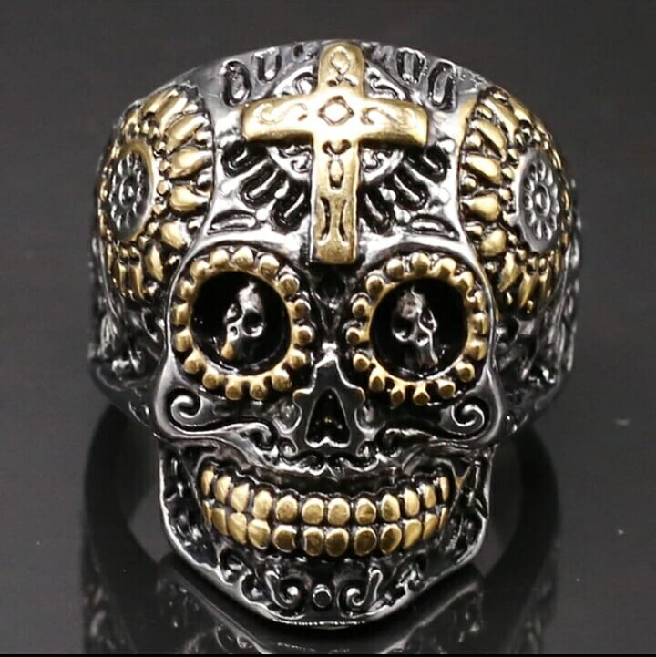 Anel masculino caveira em aço inoxidável  linda joia com detalhes em dourado 