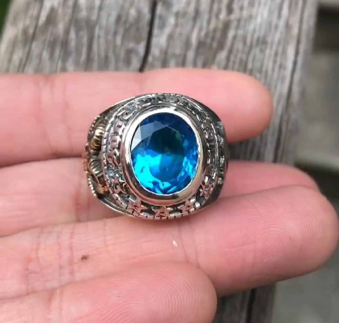 Luxuoso anel em prata 925 com detalhes em ouro e pedra azul 