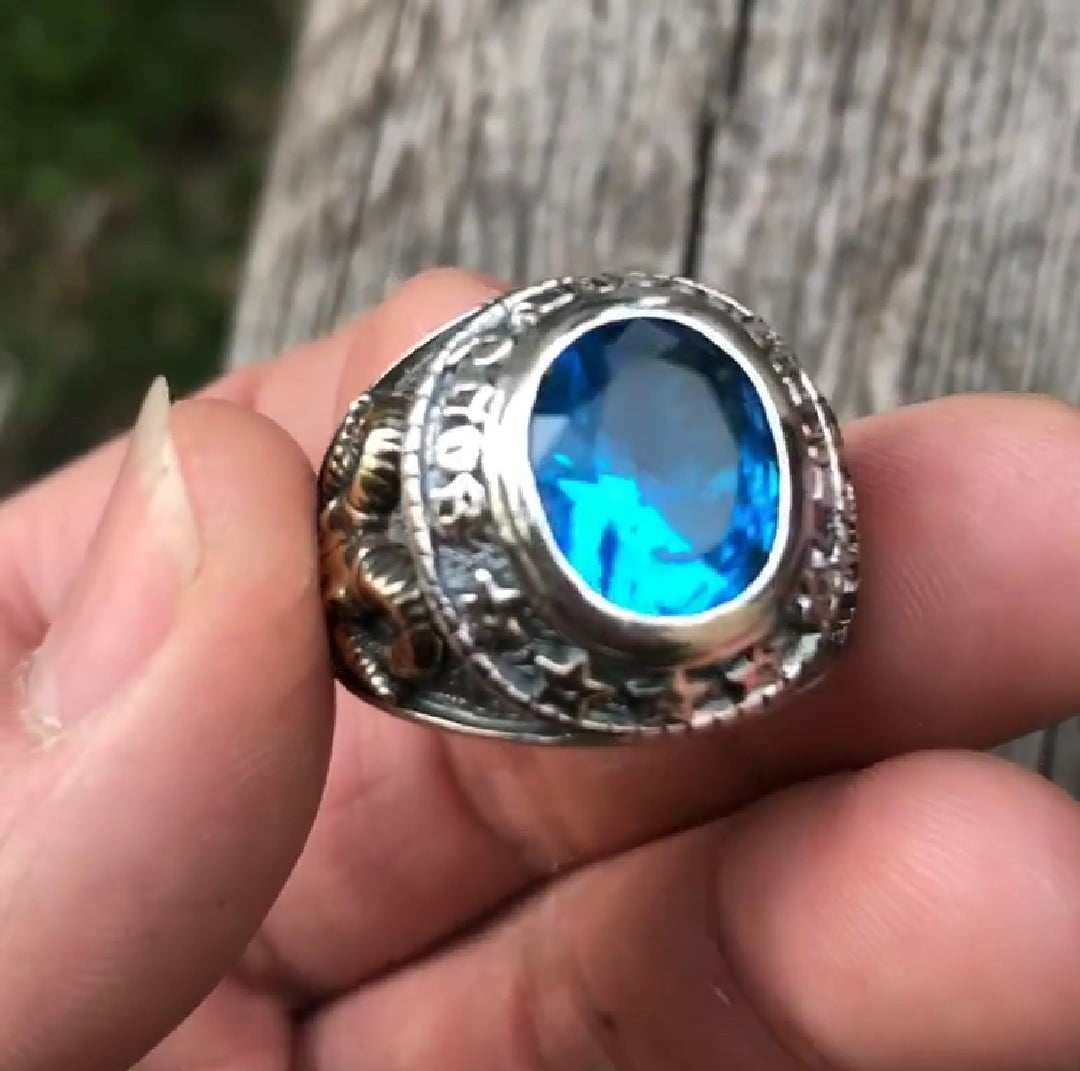 Luxuoso anel em prata 925 com detalhes em ouro e pedra azul 