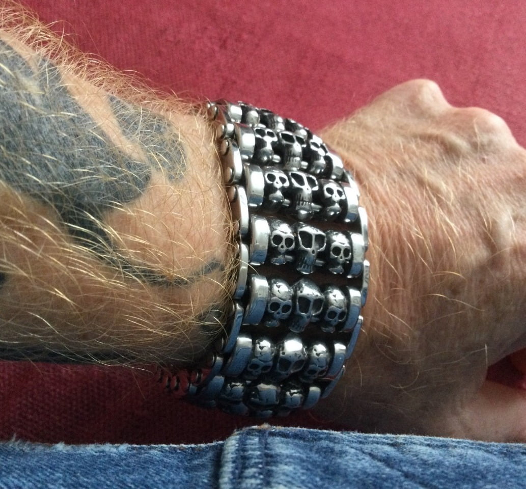Bracelete de caveiras em açoinoxidável largo estilo punk rock 