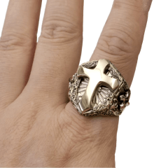 Anel cruz escudo feito a mão com moeda antiga acabamento perfeito Joia exclusiva