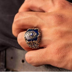 Anel masculino Turco em prata esterlina 925 com pedras zircão azul e pedra preciosa handesculved uma joia única .  