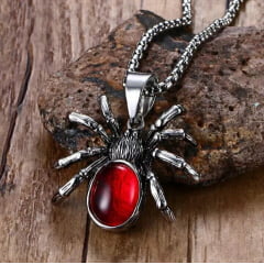 Colar com pingente aranha em aço inoxidável e pedra vermelha .